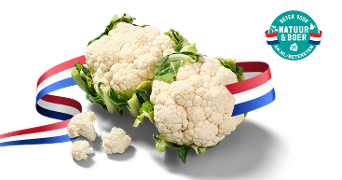 Twee bloemkolen met bladeren en bloemkoolroosjes, versierd met een rood-wit-blauwe lint en het "Beter voor Natuur & Boer" keurmerk van Albert Heijn.