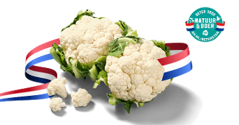 Twee bloemkolen met bladeren en bloemkoolroosjes, versierd met een rood-wit-blauwe lint en het "Beter voor Natuur & Boer" keurmerk van Albert Heijn.