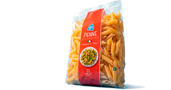 Zak AH Penne pasta van 100% durumtarwe, met rode verpakking en zichtbaar penne op de voorgrond.