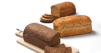 Drie soorten volkorenbrood, waaronder donker en licht meergranenbrood, op een houten plank en zwarte achtergrond.