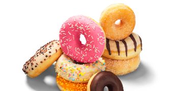 Een stapel kleurrijke donuts met verschillende glazuren en versieringen, waaronder roze glazuur met sprinkles, chocoladeglazuur en suikerlaagje.