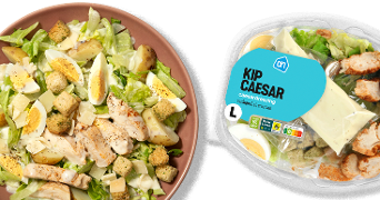Kip Caesar salade met gegrilde kip, gekookt ei, aardappel, croutons, sla, blokjes kaas en caesardressing in een schaal van Albert Heijn
