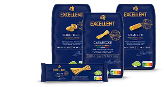 Verschillende soorten Albert Heijn Excellent pasta in blauwe verpakkingen, waaronder conchiglie, casarecce, rigatoni en linguine, met Nutri-Score labels en het biologische keurmerk.
