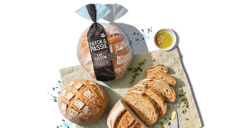 AH Liefde en passie oerdesem brood op een houten plank