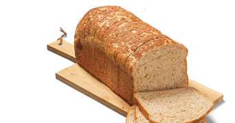 Gesneden volkorenbrood op een houten snijplank