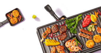 Gourmetstel gevuld met verschillende soorten gegrild vlees, groenten, garnalen en aardappelrösti, met een klein gourmetpannetje gevuld met groenten en mini-rösti aan de zijkant.