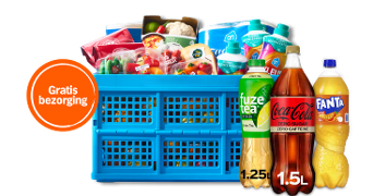 Blauwe Albert Heijn boodschappenkrat gevuld met diverse producten, waaronder verse groenten, schoonmaakmiddelen, en grote flessen Fuze Tea, Coca-Cola en Fanta. Links staat een oranje cirkel met de tekst "Gratis bezorging".