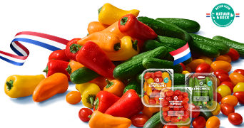Berg van kleurrijke mini-paprika’s, komkommers en tomaatjes met drie verpakkingen van AH Snoepgroente tomaatmix, tomaat en komkommer, afgebeeld met Nederlandse vlag en duurzaamheidslabel ‘Beter voor Natuur & Boer’.