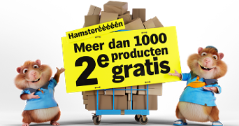Twee hamsters in Albert Heijn-uniform houden een geel promotiebord vast met de tekst: "Hamstereeeeeen. Meer dan 1000 2e producten gratis", op de achtergrond een kar met dozen.