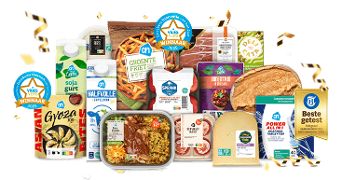 Assortiment van Albert Heijn producten, waaronder zuivel, brood, kant-en-klaar maaltijden, groenten, kaas en vleeswaren, met verschillende awards en winnaarslabels prominent in beeld.