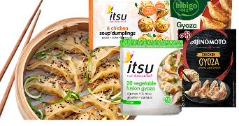 Assortiment van gyoza en dumplings van merken als Itsu, Bibigo en Ajinomoto, met een mand vol gestoomde gyoza versierd met sesamzaadjes en bosui op de voorgrond.