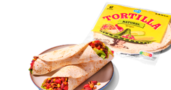 Twee opgerolde tortilla wraps gevuld met groenten en bonen op een bord, met daarnaast een verpakking AH Tortilla Naturel large.