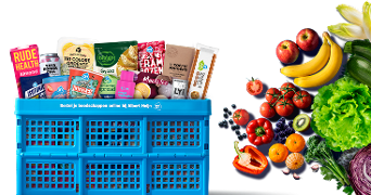 Blauwe Albert Heijn krat gevuld met diverse boodschappen, waaronder A-merk producten en verse groenten en fruit zoals bananen, appels, tomaten, paprika, kiwi, rode kool en sla.
