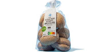 Zak met 10 volkoren schnitt broodjes van Albert Heijn, in transparante verpakking met voedings- en Nutri-Score-informatie op het etiket.