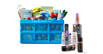 Blauwe krat gevuld met Albert Heijn boodschappen zoals fruit, brood, crackers, en zuivelproducten, met daarnaast diverse verzorgings- en deodorantproducten van de merken Dove en AXE.