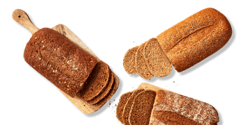 Drie verschillende soorten gesneden volkorenbrood op een witte achtergrond, één brood op een houten plank.
