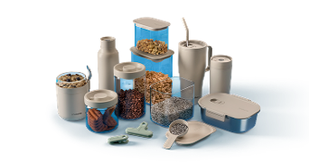 Voorraadpotten en drinkbekers van Brabantia, gevuld met koekjes, koffiebonen, muesli en zaden, gepresenteerd op een blauwe ondergrond.