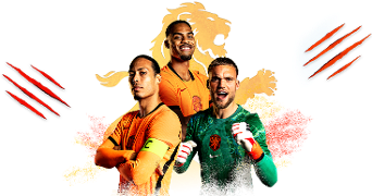 Drie Nederlandse voetbalspelers in oranje en groen tenue met leeuwsymbool, op de achtergrond de Nederlandse vlag en een oranje leeuw.