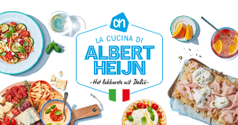 Diverse Italiaanse gerechten en dranken rondom een bord met het logo van Albert Heijn en de tekst "La Cucina di Albert Heijn – Het lekkerste uit Italië", met de Italiaanse vlag.