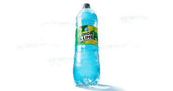 Fles AH Lemon & Lime Zero Sugar frisdrank met blauwe vloeistof op een witte achtergrond