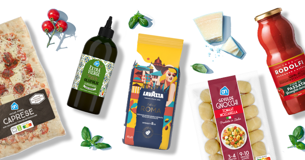 Pizza caprese, fles extra vierge olijfolie, Lavazza Roma koffie, stukken Parmezaanse kaas, fles Rodolfi tomatensaus en verpakking gevulde gnocchi met tomaat en mozzarella, omringd door verse basilicum en cherrytomaten.