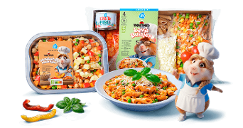 Pasta maaltijdpakket van Albert Heijn met verschillende ingrediënten zoals groenten, pasta, tomatenpuree en geraspte kaas, uitgestald naast een kom bereide pasta en een cartoonhamster in kokskleding.