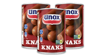 Drie blikken Unox Knaks met Beter Leven keurmerk, op elkaar gestapeld.