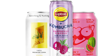 Drie frisdrankblikjes: Something & Nothing Yuzu Premium Soda, Lipton Kombucha Frambozensmaak en XOXO Watermelon.