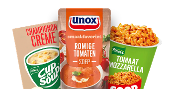 Drie verpakkingen van Unox en Knorr soep- en pastaproducten, waaronder Unox romige tomatensoep, Knorr Cup-a-Soup champignon crème en Knorr Tomaat Mozzarella soep.