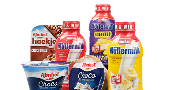 Verschillende zuivelproducten van de merken Müller en Almhof, waaronder Müllermilch drinkyoghurt en Almhof hoekje en choco-toetjes, samengebracht op een transparante achtergrond.