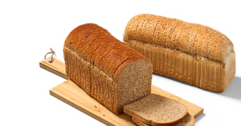 Twee gesneden broden op een houten snijplank: een donker volkorenbrood met twee losse sneden ervoor en een lichter brood met sesamzaad op de korst