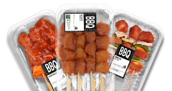 Barbecuevlees van Albert Heijn in plastic trays met varkenssate, hachee en shaslick.