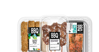 Drie verschillende BBQ-productverpakkingen, waaronder hamburgers, kipsate en gemarineerde zalm, van Albert Heijn.