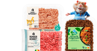 Assortiment van Albert Heijn gehaktproducten, waaronder scharrel kipgehakt, rundergehakt en plantaardig rulgehakt van AH Terra, met een cartoonhamsterfiguur op de achtergrond.
