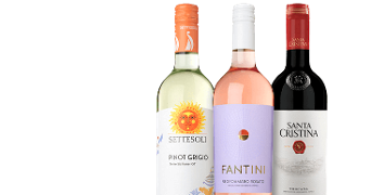Drie wijnflessen: Settesoli Pinot Grigio, Fantini Negroamaro Rosato en Santa Cristina Toscana.