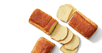 Gesneden tijgerbrood op een witte ondergrond