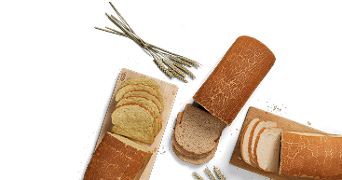 Plakken vers tijgerbrood op houten planken met strohalmen op de achtergrond