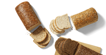 Verschillende soorten gesneden meergranenbrood op een houten plank en op een ondergrond