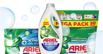 Verschillende Ariel wasmiddelen, waaronder een vloeibare wasmiddel fles en verpakkingen met pods, afgebeeld met zeepbellen op de achtergrond.