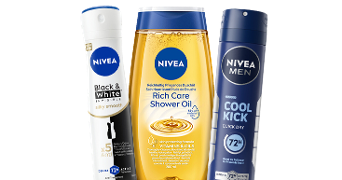 Drie NIVEA producten: NIVEA Black & White Invisible deodorant, NIVEA Rich Care Shower Oil doucheolie en NIVEA Men Cool Kick deodorant.