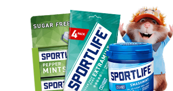 Verschillende verpakkingen Sportlife kauwgom en pepermunt, met een vrolijk cartoonfiguurtje op de achtergrond.