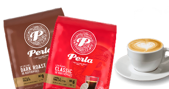 Perla koffiepads Classic en Dark Roast verpakkingen naast een kop cappuccino met latte art op een schotel