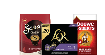 Drie verpakkingen koffie van de merken Senseo, L'OR Espresso en Douwe Egberts Aroma Rood naast elkaar.