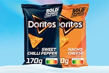 Twee zakken Doritos chips, een met Sweet Chilli Pepper smaak en een met Nacho Cheese smaak, elk van 170 gram, tegen een blauwe achtergrond.