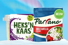 Bakje Heks'n Kaas Original en verpakking Parano Mozzarella Perlini naast elkaar tegen een blauwe achtergrond.