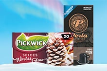 Twee verpakkingen: Pickwick Spices Winter Glow thee en Perla koffie capsules, naast elkaar op een winterse achtergrond.