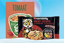 Twee verpakkingen instant noedels, één van Knorr tomatensoep en één van Namdong Beef Jjigae noodles met tijgerillustratie