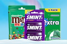 Pakje M&M's mini's, Smint vitamine C XL en Wrigley's Extra spearmint suikervrije kauwgom 5-pack tegen blauwe achtergrond