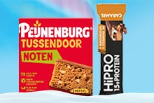 Peijnenburg Tussendoor notenkoek en HiPRO 15% proteïne caramel reep tegen een lichtblauwe achtergrond