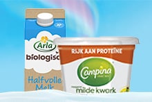 Twee zuivelproducten: een pak Arla biologische halfvolle melk en een bak Campina milde kwark rijk aan proteïne.